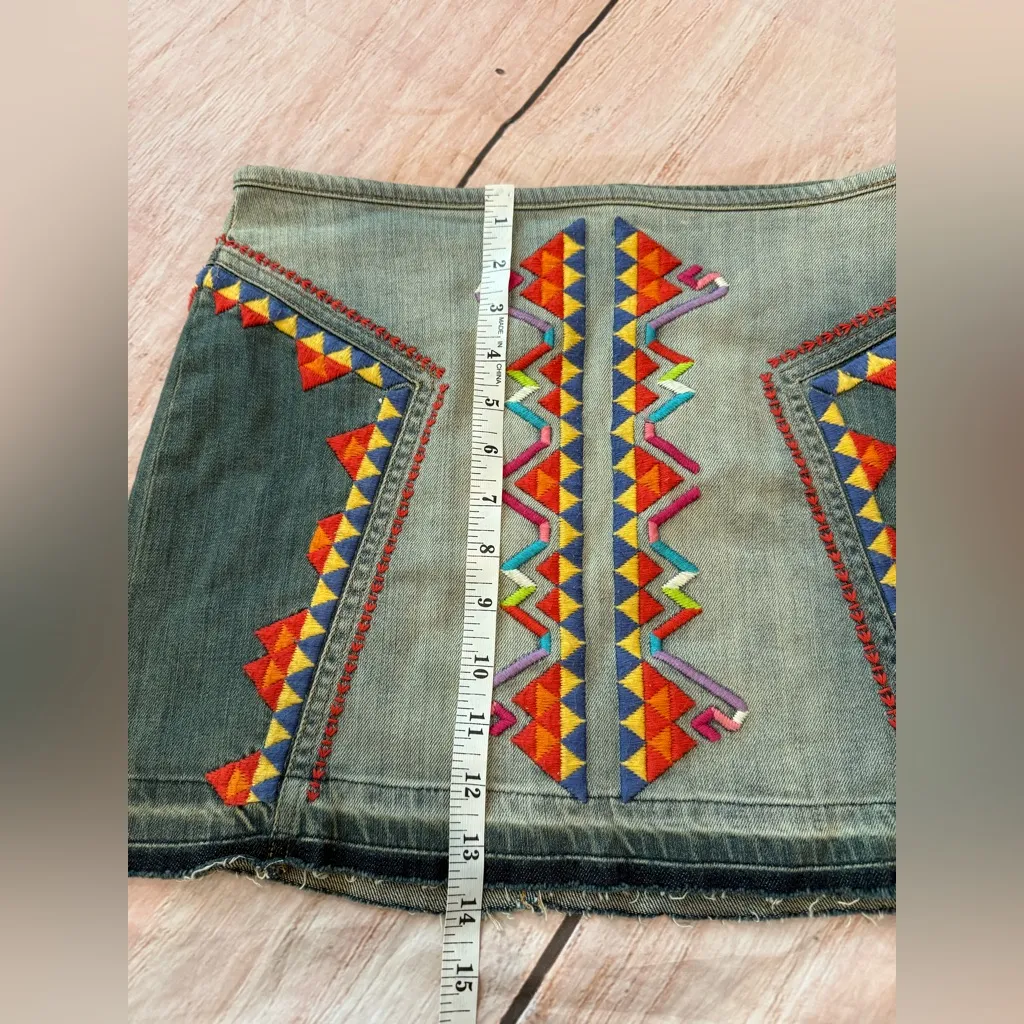 Free people denim embroidered Aztec skirt size 6 festival Boho Embroidered - Image 3