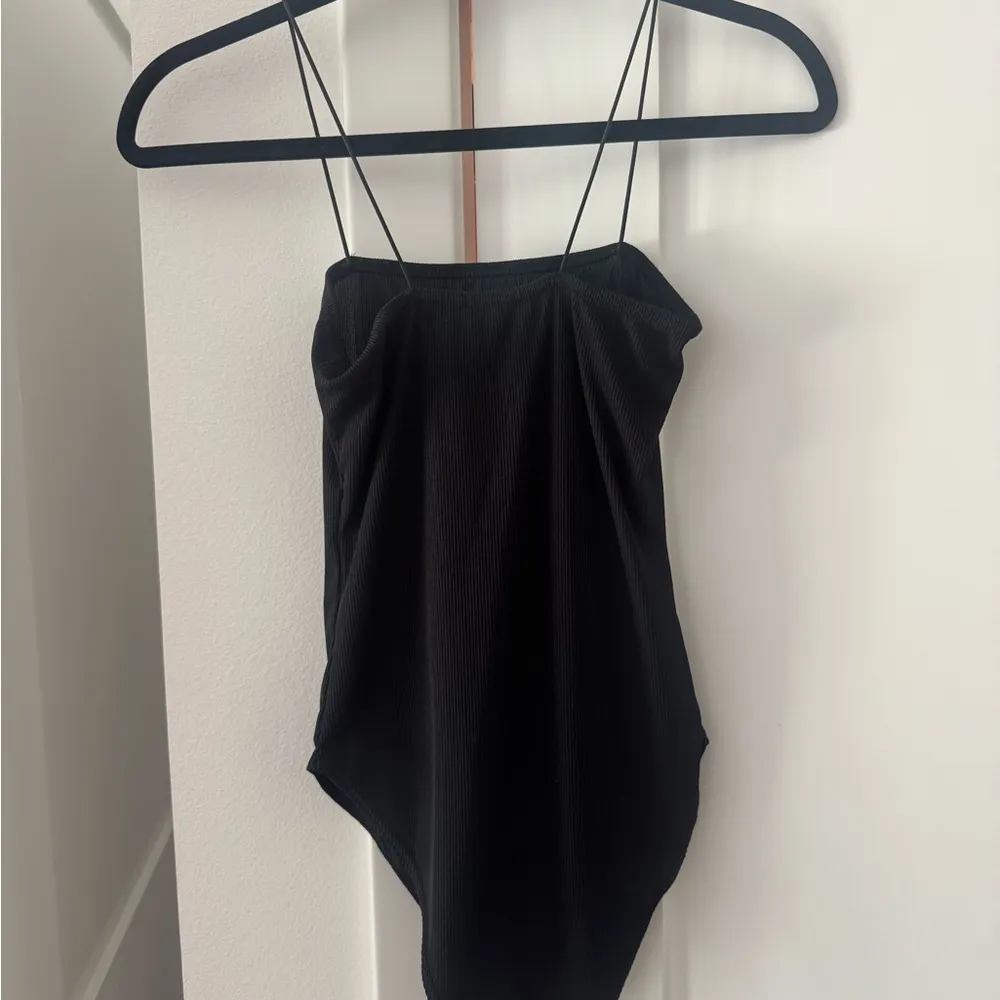 Boohoo  Black Asymmetrical Backless Bodysuit - Image 2