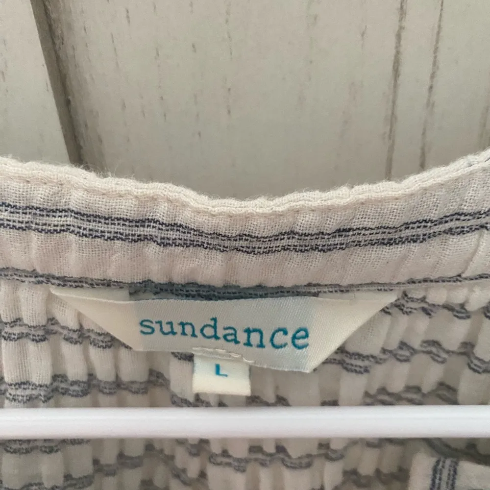 Super duper adorable summer gauze top with trendy accents like the wooden button Size L - Image 3