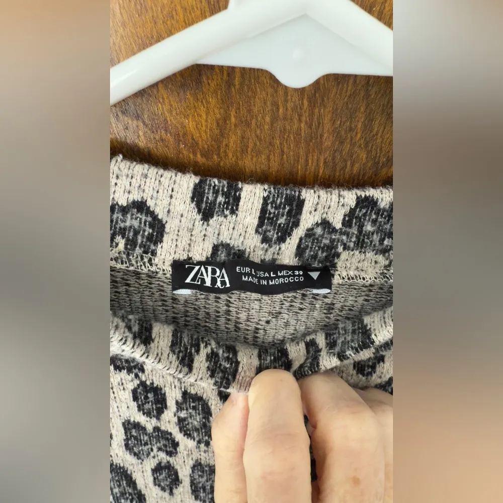 Grey and black leopard print sweater - Image 3