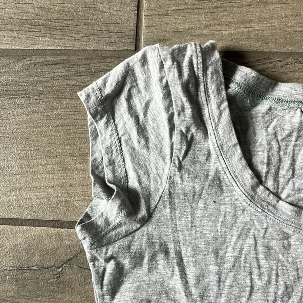 MLB Gray Cap Sleeve Fitted Tee with Chicago Cubs Logo - Image 5