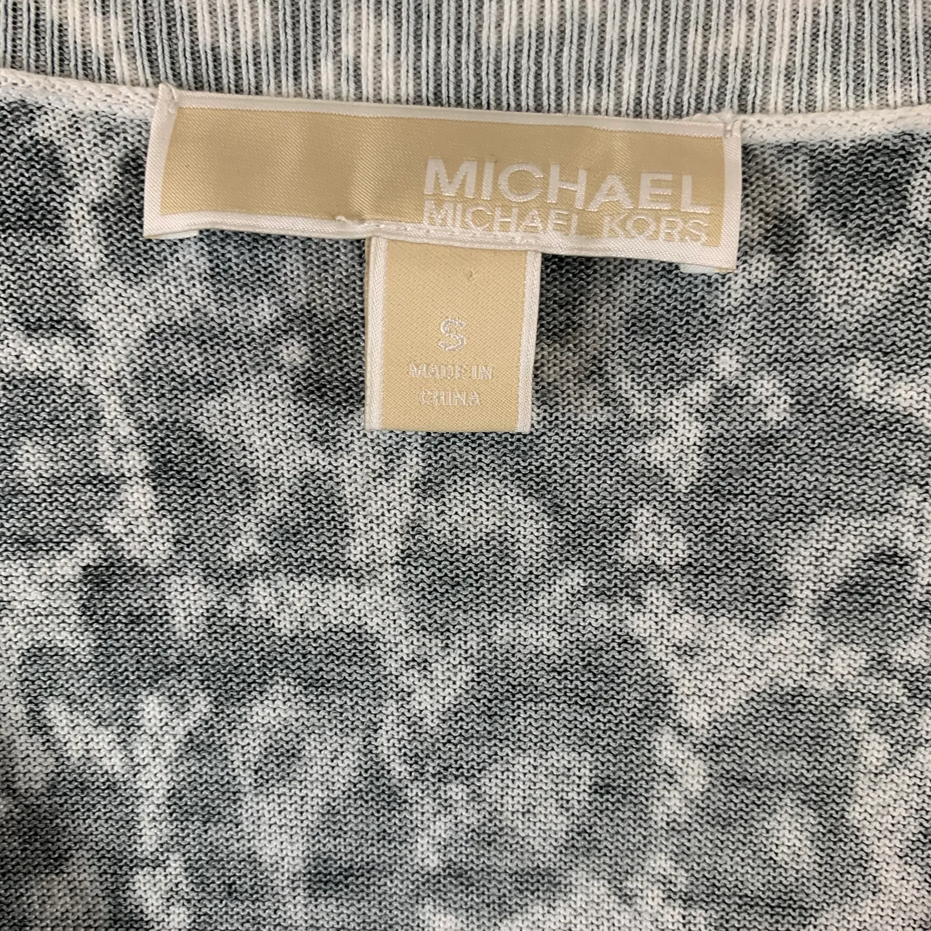 Small V-Neck Leopard Print Sweater - Image 5