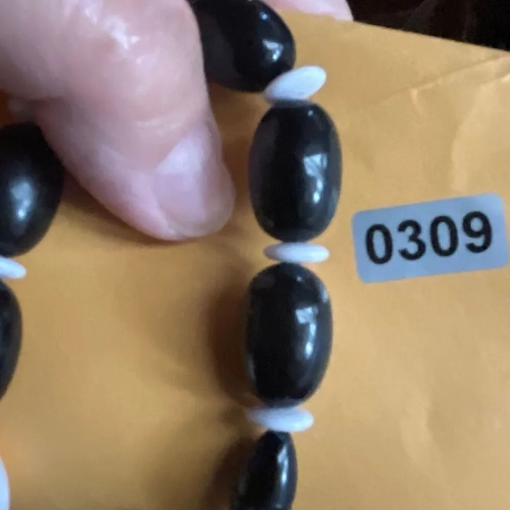 Vintage black & white chunky beaded necklace. Black - Image 5