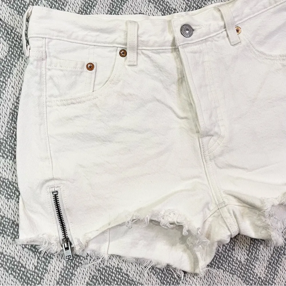 High Rise Button Fly White Denim Altered 501 Cut Off Jean Shorts 27 - Image 2
