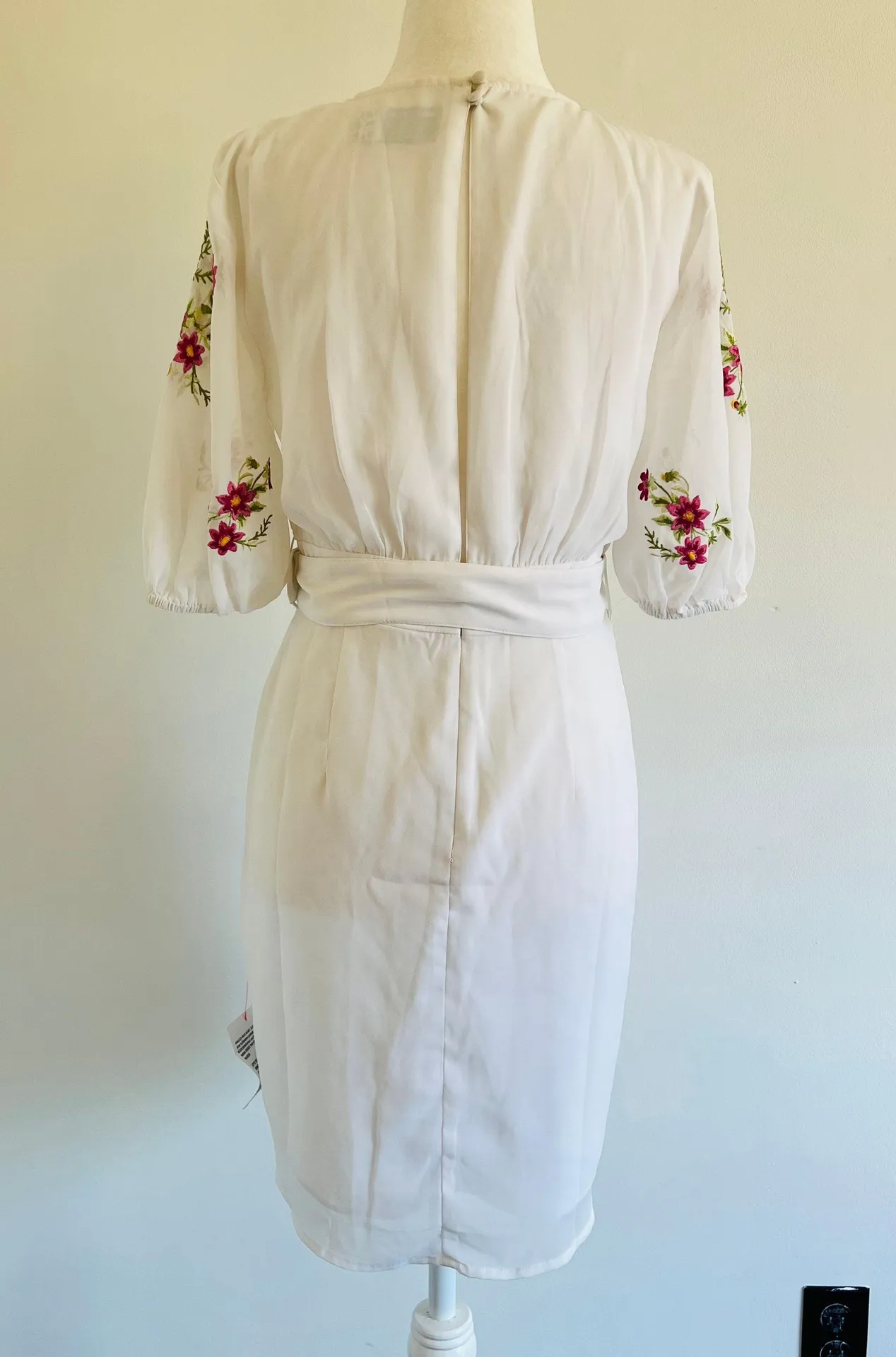Design White Floral Embroidered Belted Mini Dress - Image 11