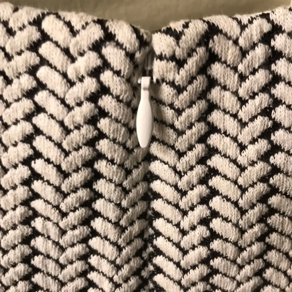 J. McLaughlin Women’s Black and White Patterned Knit Dress - Image 7