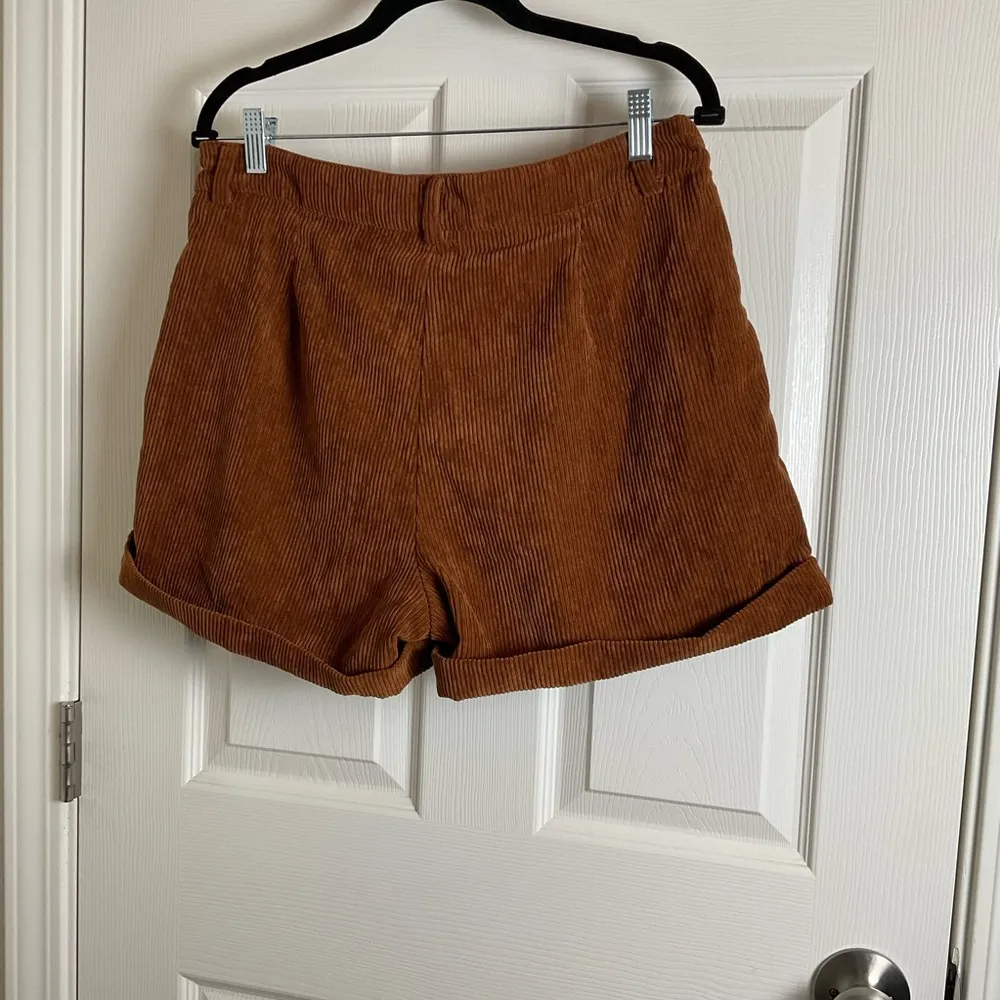 SHEIN Women's Brown Corduroy Shorts size large - Image 5