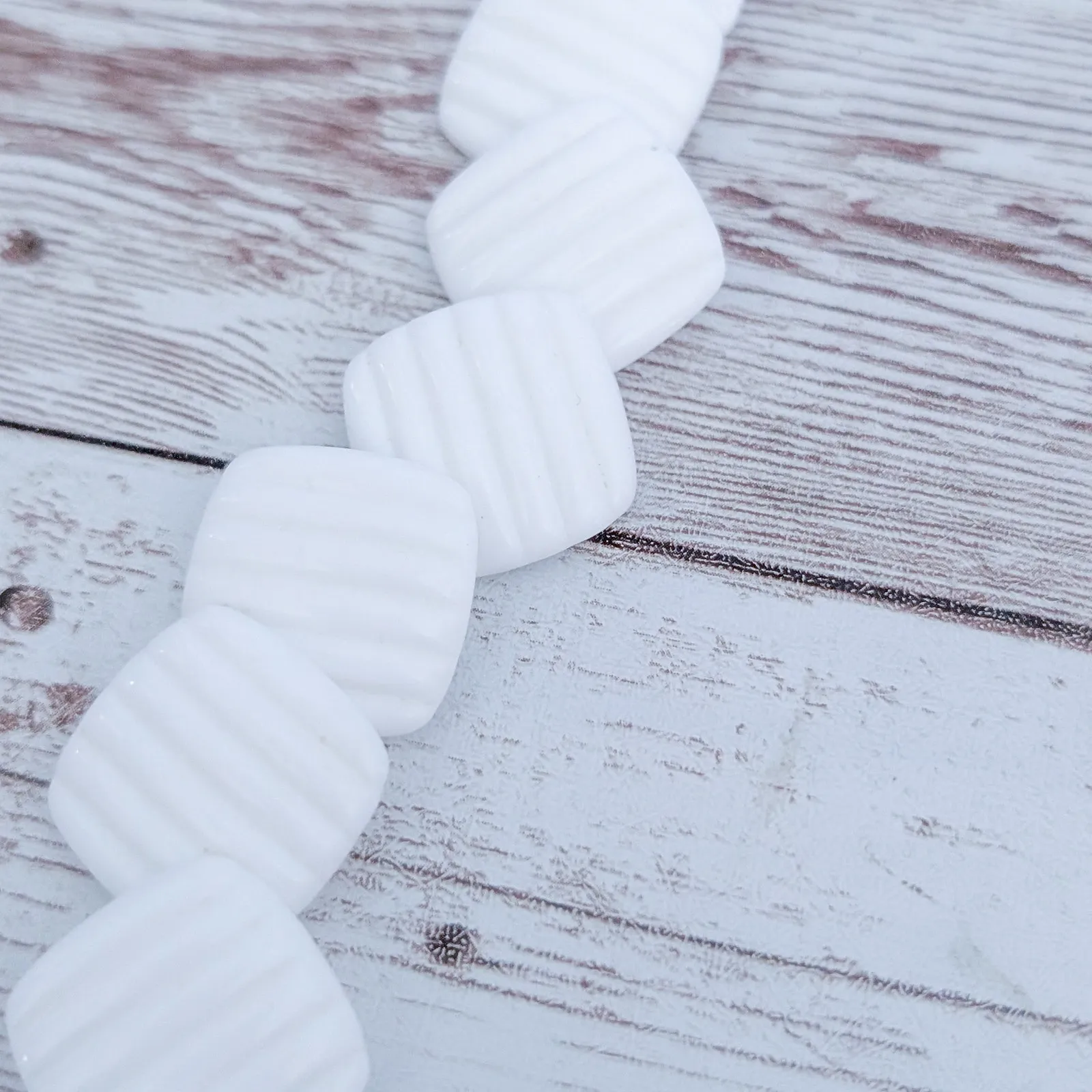 Vintage Necklace Retro White Statement Necklace Statement Piece - Image 4