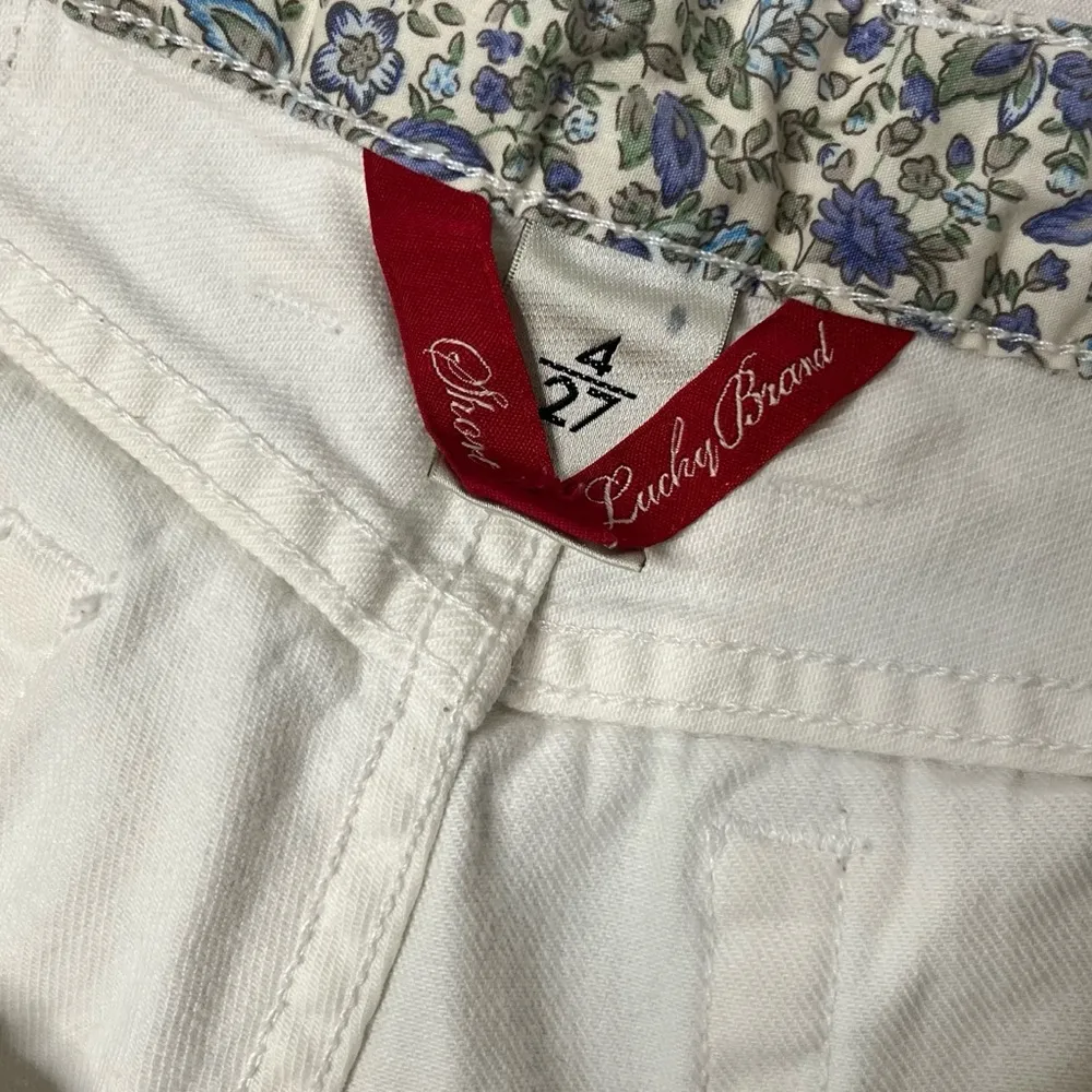 LUCKY BRAND White Denim Jean Shorts Riley 5 Pocket Frayed Hem Size 27 4 - Image 5