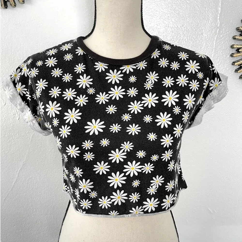 Wet Seal Daisy Floral Crop Top Women Size XS Black White Short Sleeve Crew Neck - Image 2