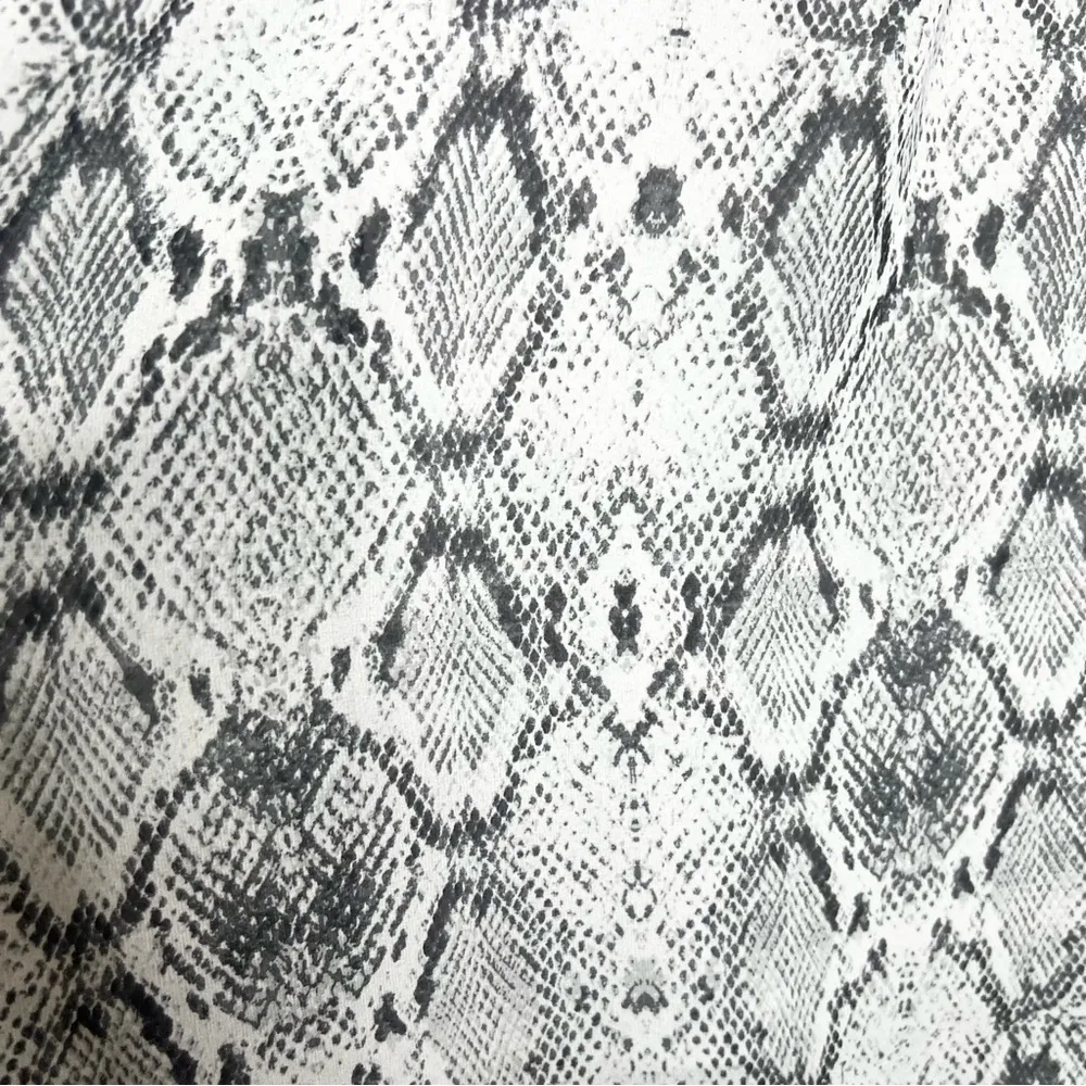 Apt 9 Sleeveless Black & Gray Snake Print Blouse Size 1X Sheer w/ Liner Tank Top - Image 4