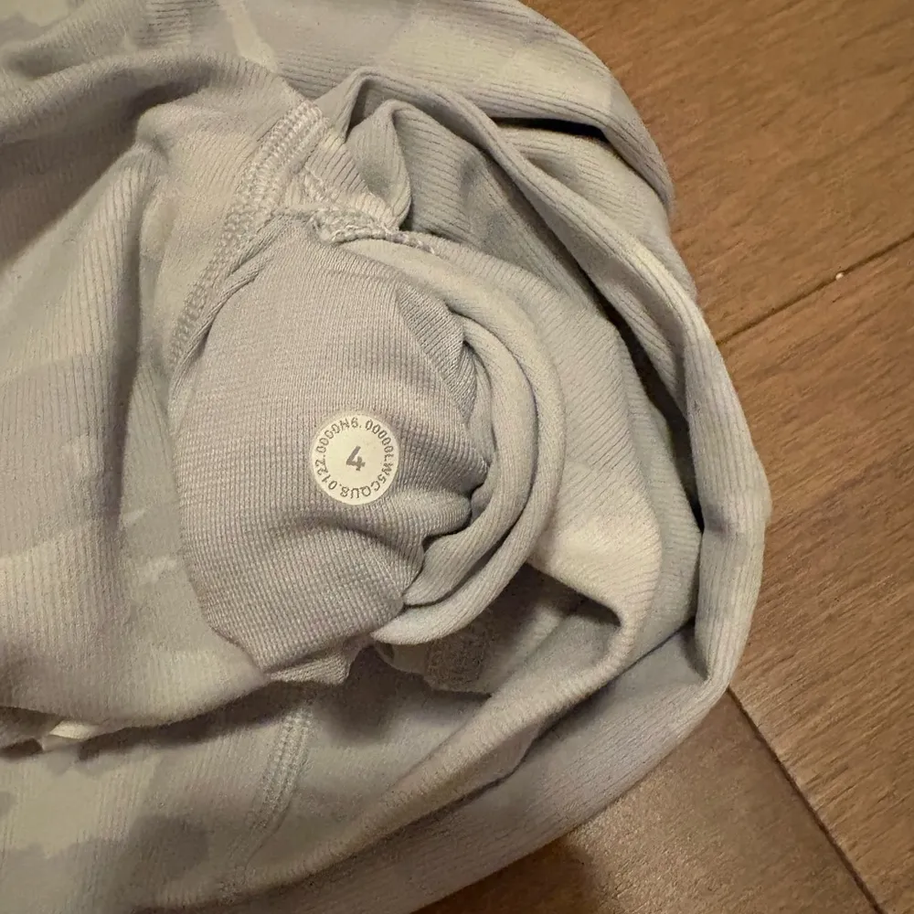 White camo ribbed lululemon leggings size 4 never worn black - Image 3