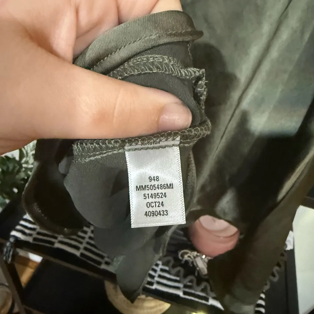 Melrose and Market Green Ruffled Asymmetrical Camisole size small - Image 5