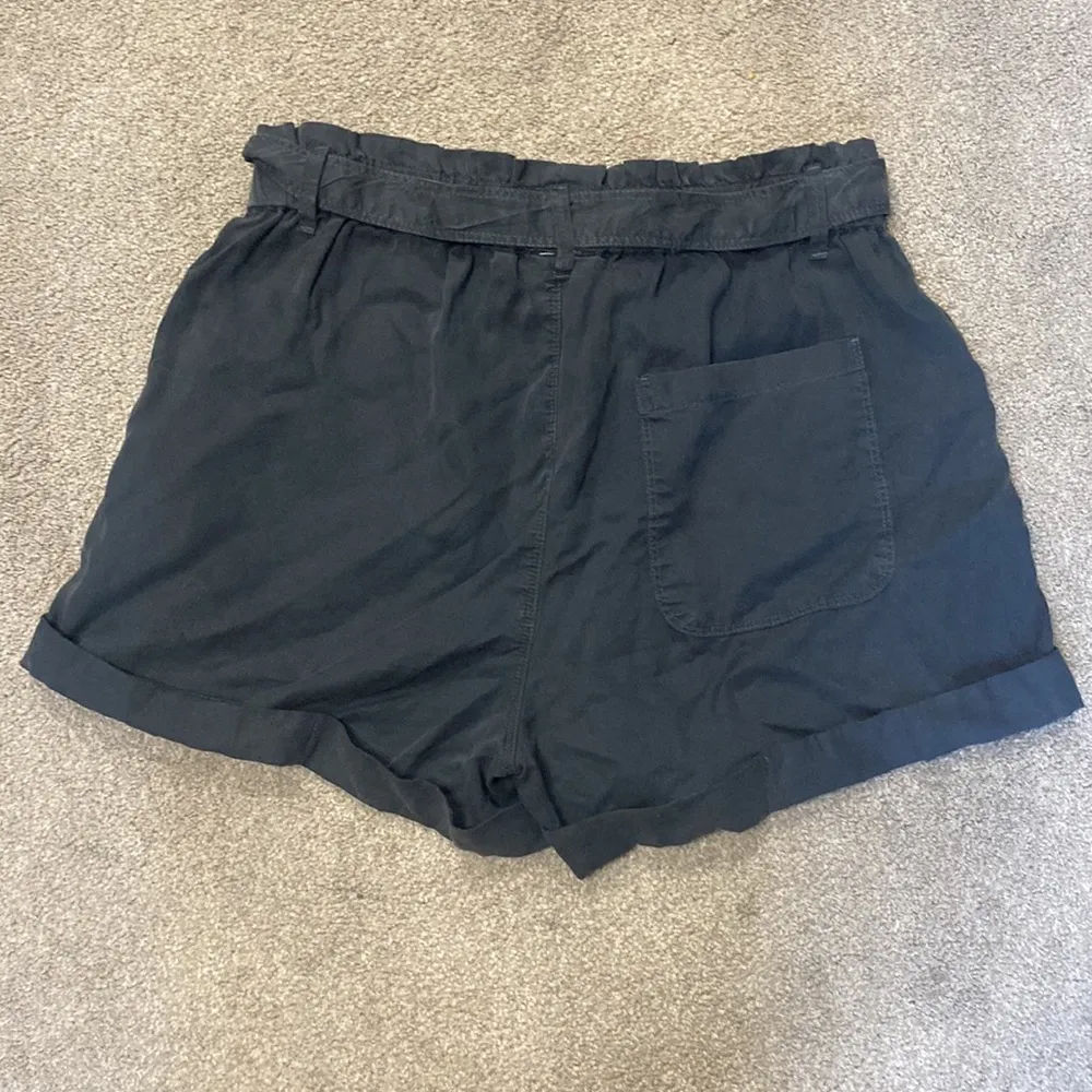 Aerie Dark Grey PaperBag High Waist Cuffed Shorts Size M - Image 4