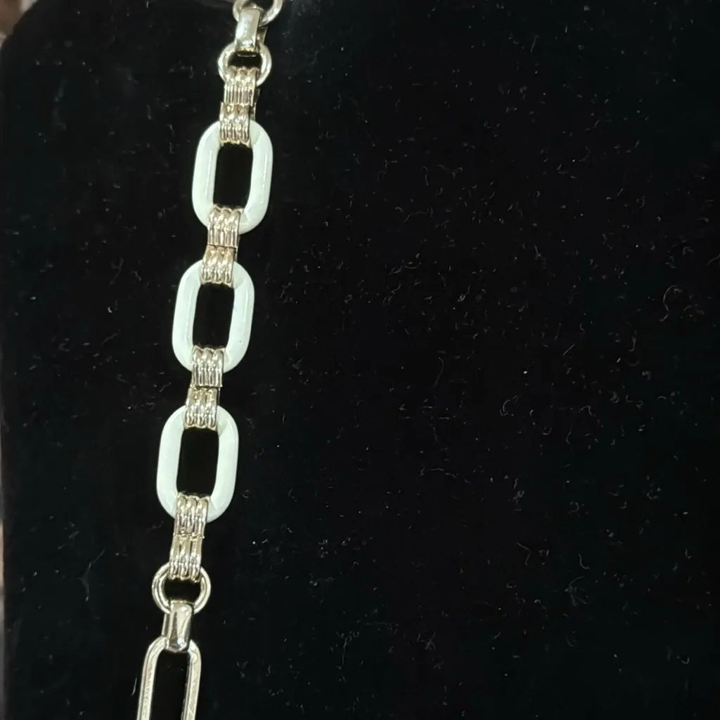 Banana Republic ivory enamel and chunky gold tone open link necklace - Image 3