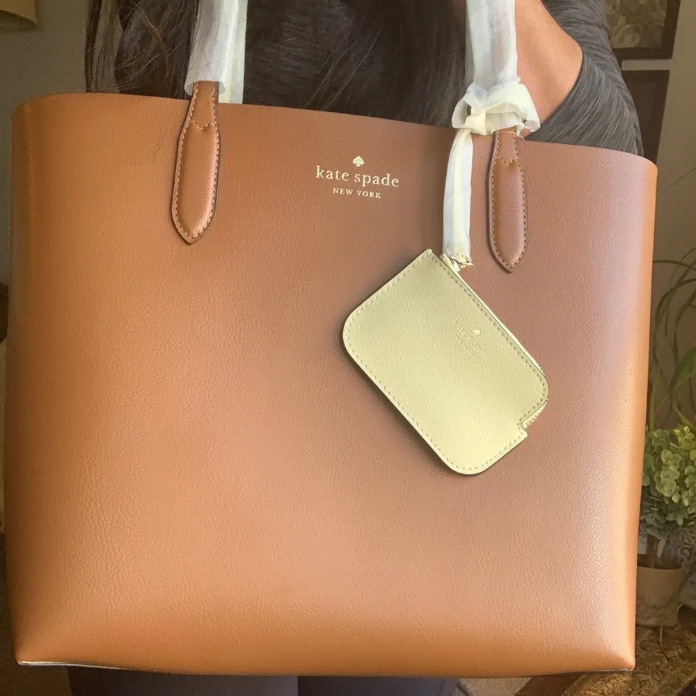 Authentic KATE SPADE Pebbled leather REVERSIBLE Open tote with zip coin - Image 13