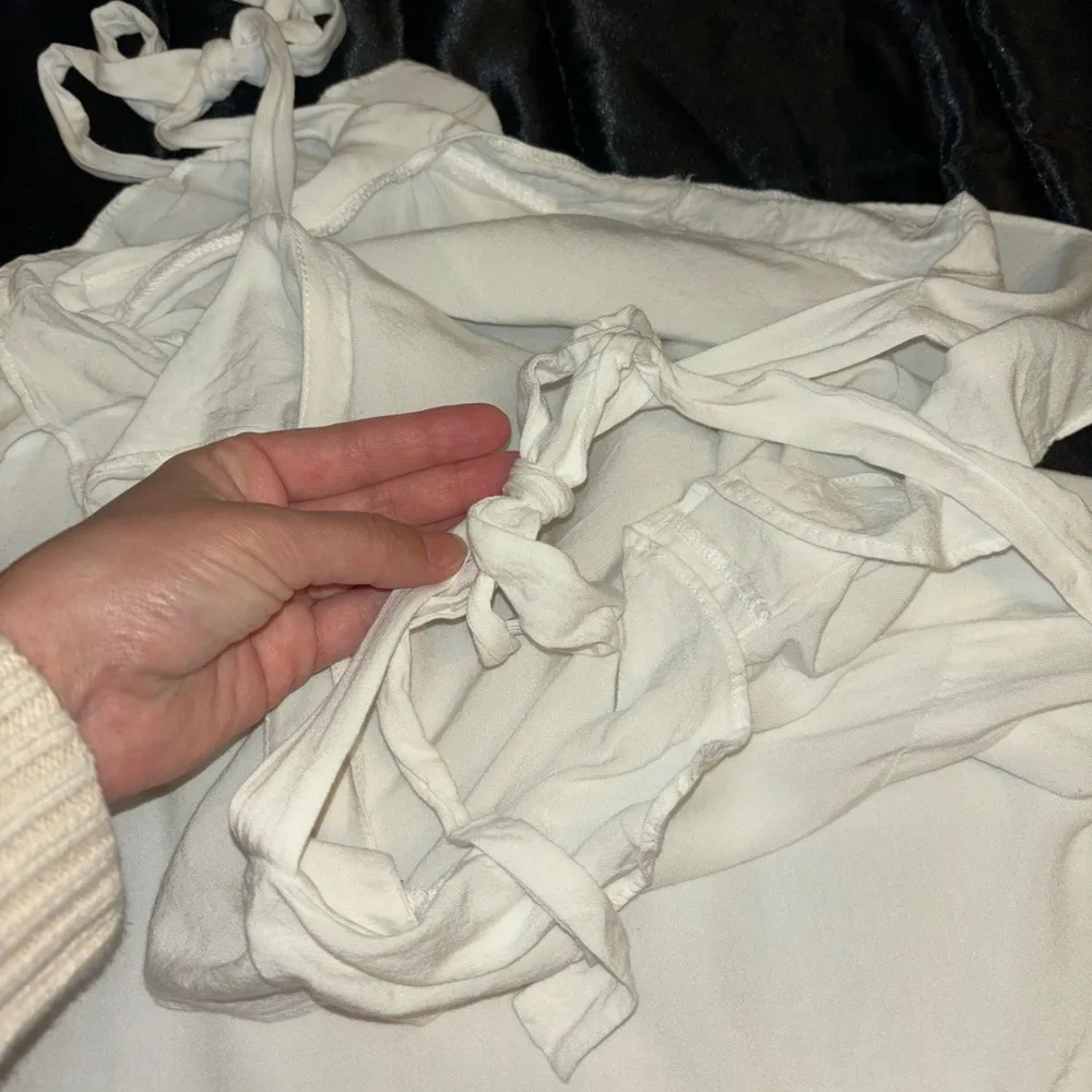 White Ruffle Tie Shoulder Tank Top Size Large - Image 8