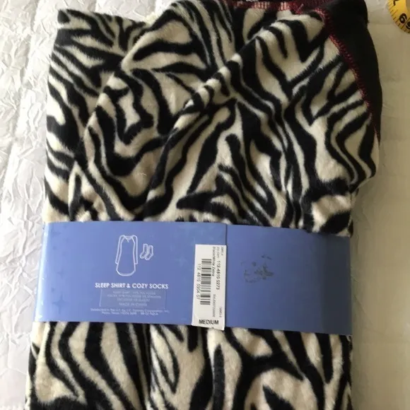 New Sleep Chic Sleep Medium Shirt‎ & Cozy Socks White - Image 12