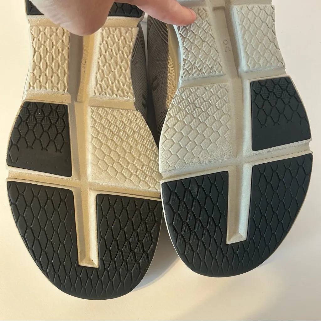 On Cloud Cloud Runners Women's 10 Gray - Image 11