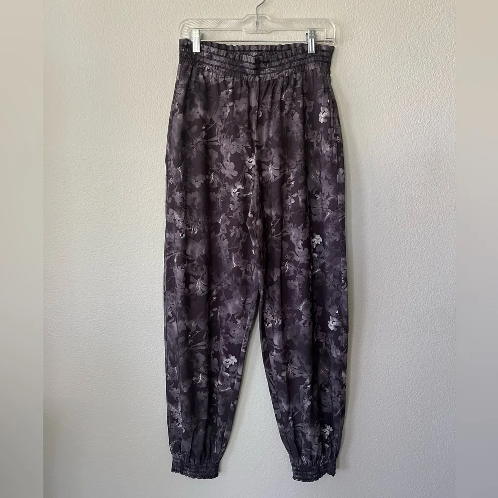 Athleta Grey Floral Savannah Jogger Pants Women’s Size 6T - Image 4
