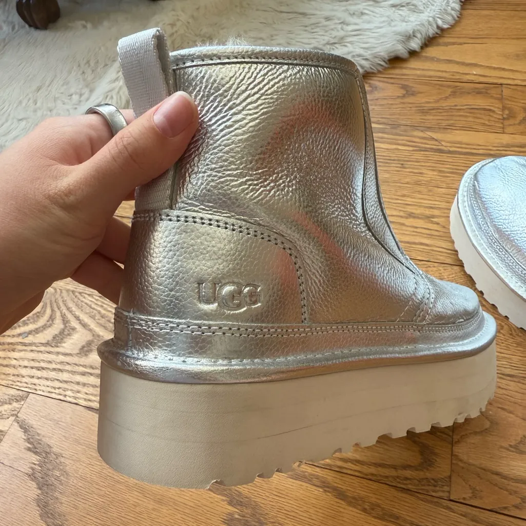 UGG metallic silver zip up Neumel Platform Boots size 9 - Image 15