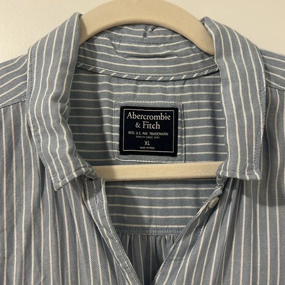 Abercrombie Women’s Button Up Long Sleeve Blouse Blue Stripe Collared Size XL - Image 2