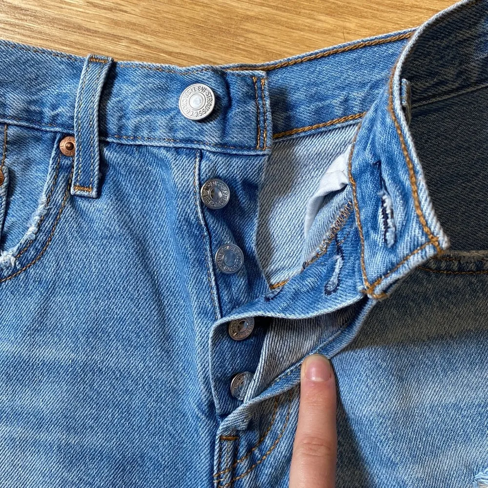 Levi’s 501 High-Rise Denim Shorts Size 24 - Image 3