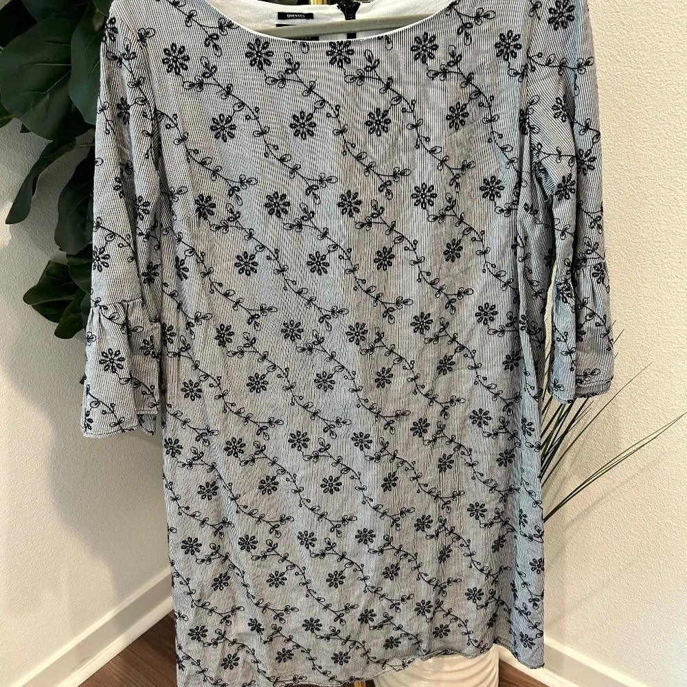 Embroidered flower dress with bell sleeves - Image 2