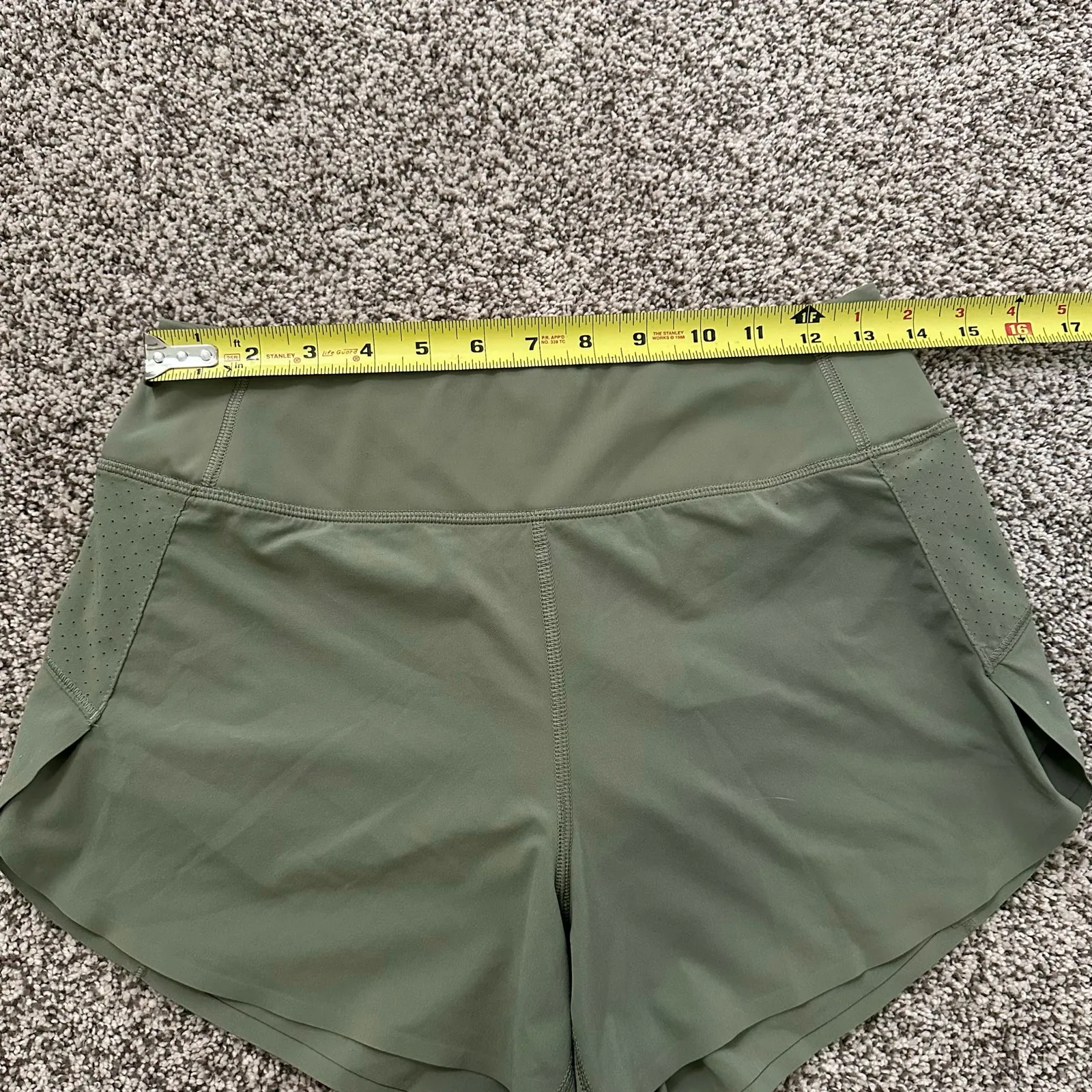 Athleta sage green Run with It 3.5" athletic shorts size XS - Image 9