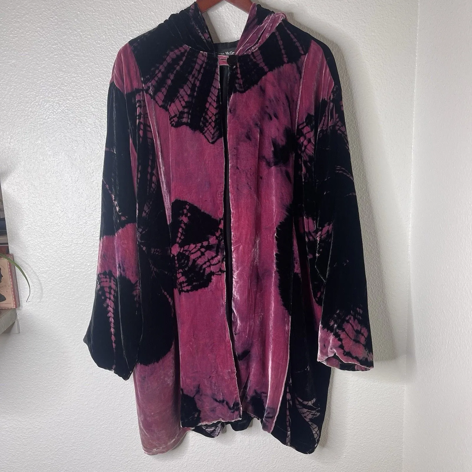 Vtg JOAN MCGEE L XL Open Cardigan Hooded Cape Jacket Black Magenta Velvet Shiney Size undefined - Image 2