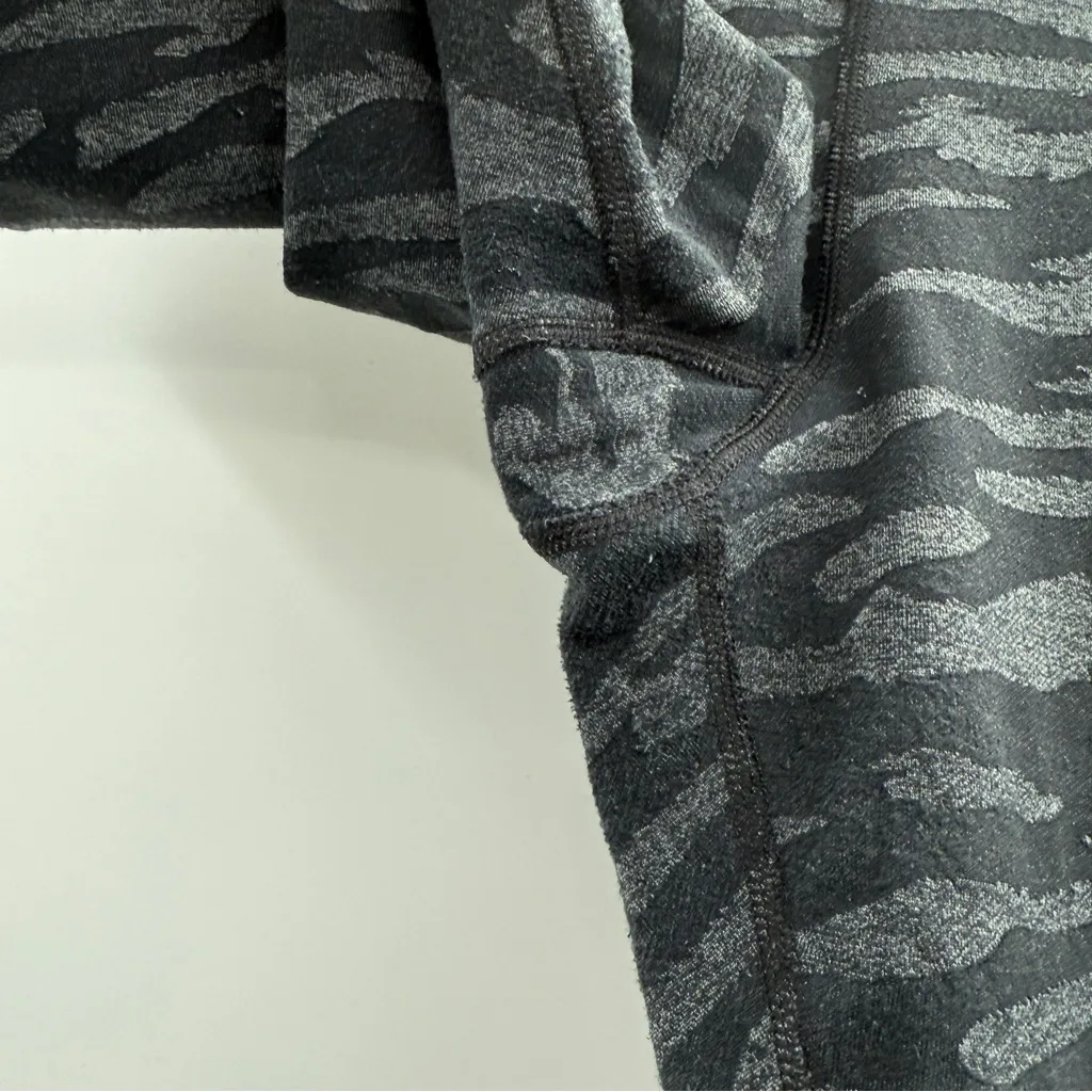 Under Armour Fitted HeatGear Black & Gray Camo Mid Rise Leggings‎ Sz L - Image 7