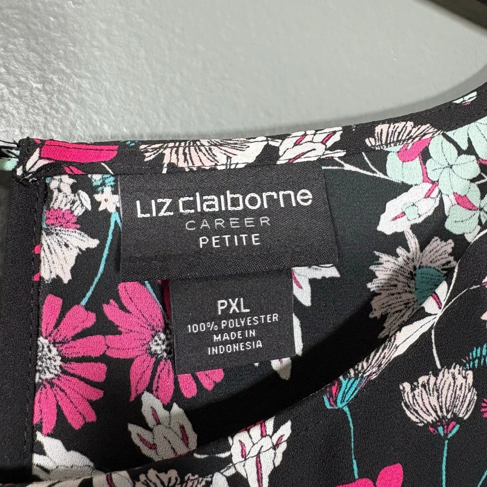 Liz Claiborne Women's Black Floral Flutter Sleeve Boho Top - Size PXL (Petite) - Image 4