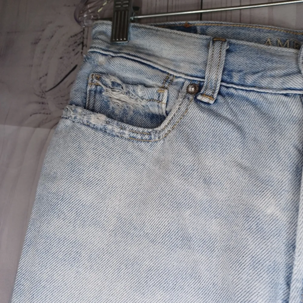 American Eagle Outfitters Lightly Distressed Mom Jeans Light Blue - Image 8