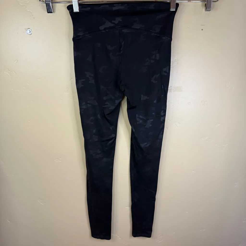 Spanx Faux Leather Matte Black Gray Camo‎ Leggings Size Medium Activewear Street - Image 7