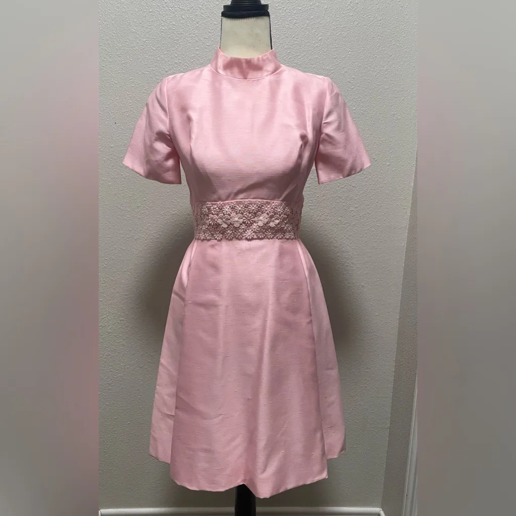 1960s Bubblegum Pink Daisy Floral Embroidered Mod Dress & Jacket Two Piece Set Size 6 - Image 7