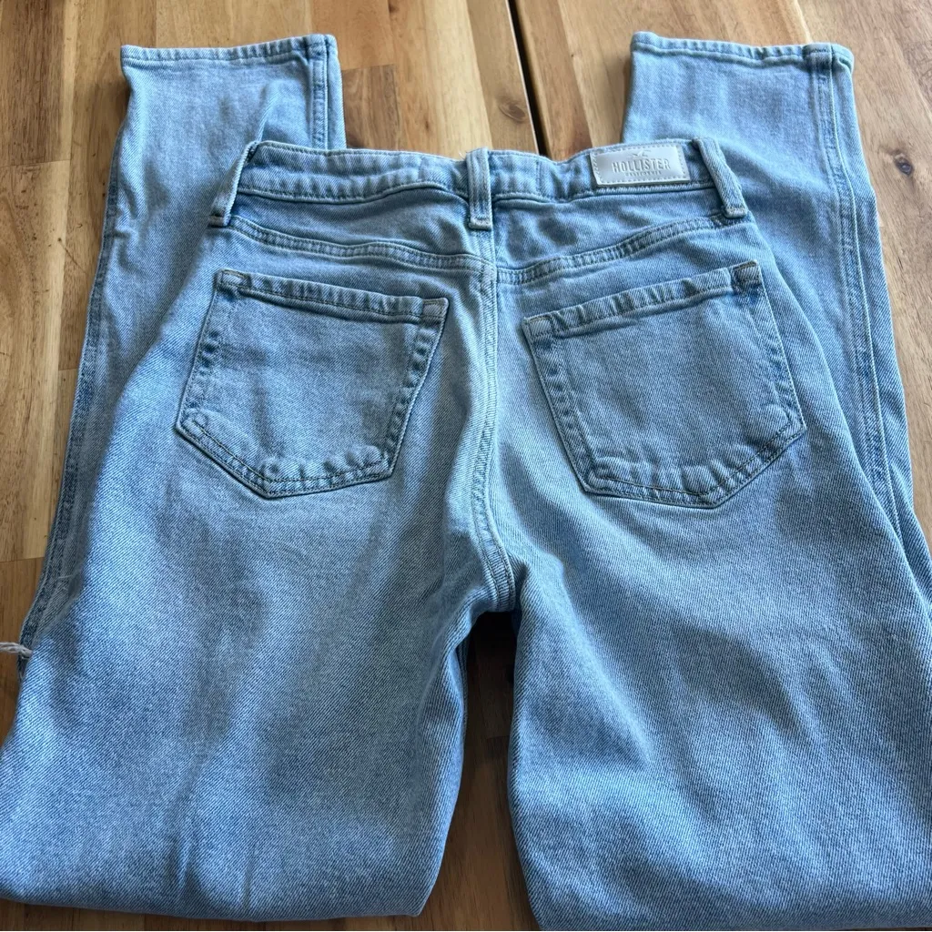 Hollister High-Rise Mom Jeans Light Wash Distressed W24 L27 - Image 3