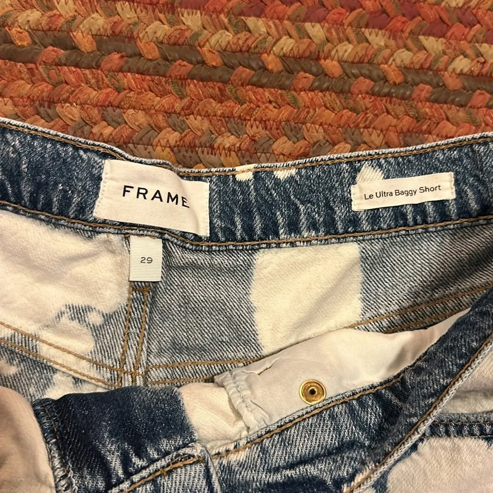 FRAME LE ULTRA BAGGY SPOTTED BLEACH DENIM CUT OFF SHORTS - Image 3