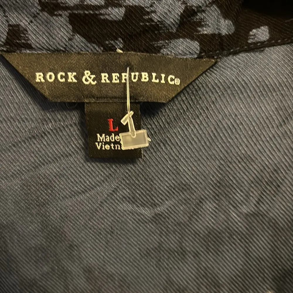 ROCK AND REPUBLIC.. BLUE AND BLACK DESIGN WRAP STYLE BLOUSE.. HI LOW HEM - Image 5