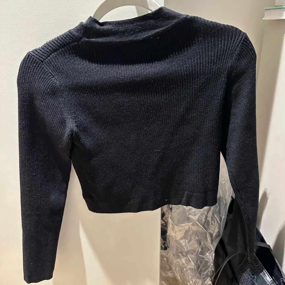 Cropped Black Sweater - Image 5