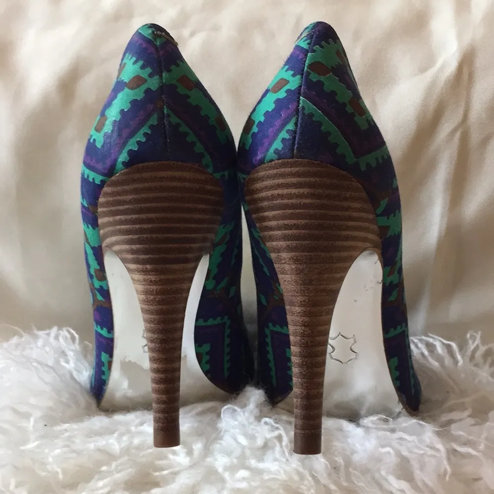 Jessica Simpson Women's Brenda Aztec Heels. - Image 3