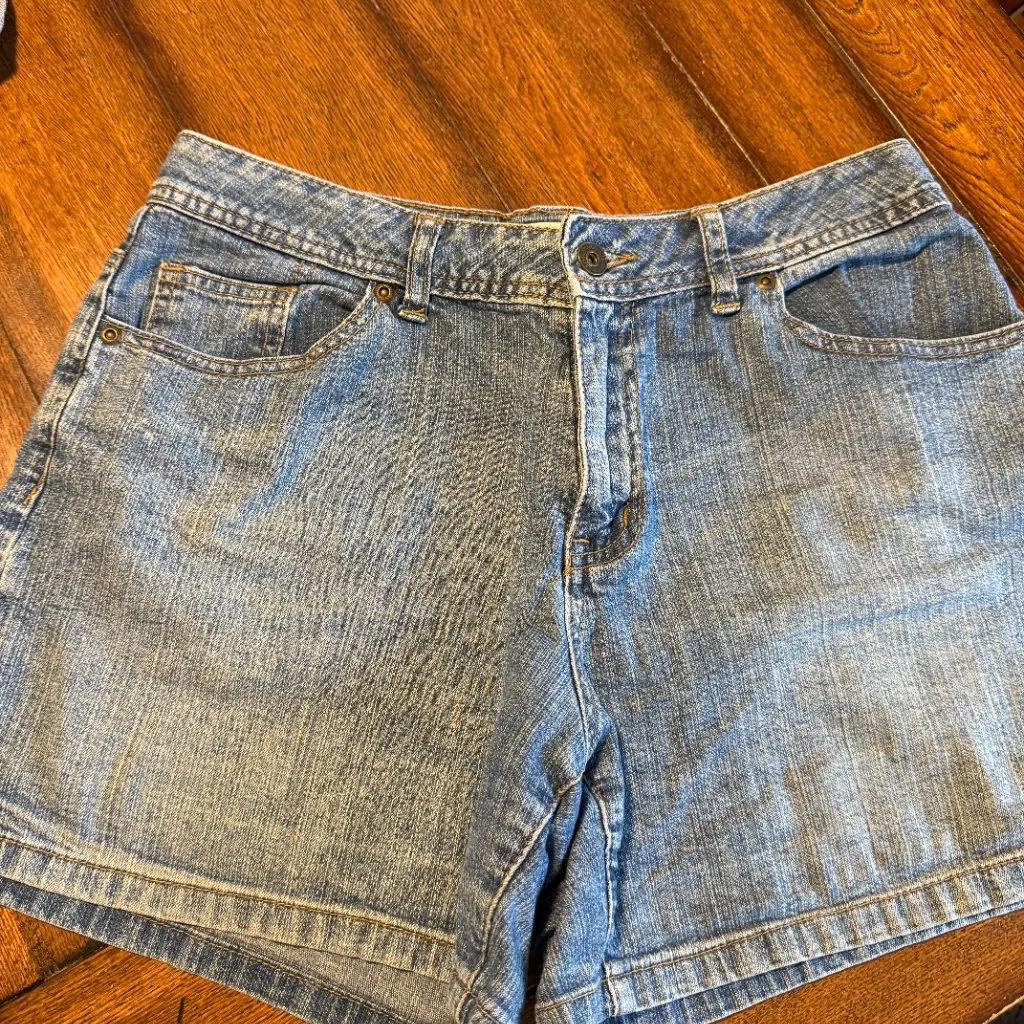 St. John's Bay denim shorts sz 6 - Image 3