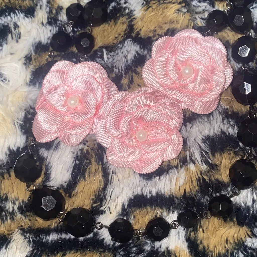 Lola Pink Floral Chunky Necklace With Black Beads - Image 3