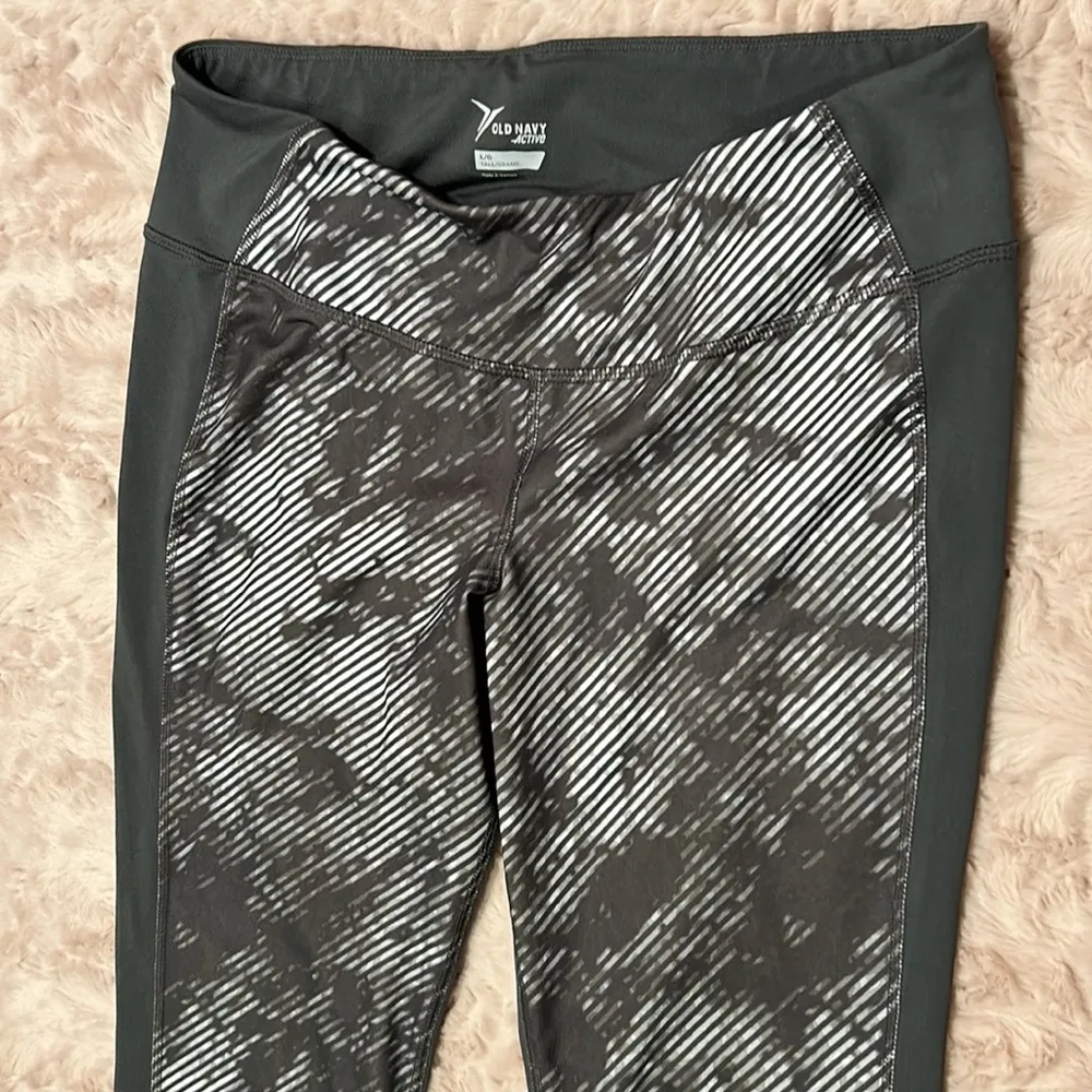Old Navy  active tall L workout capri pant - Image 3