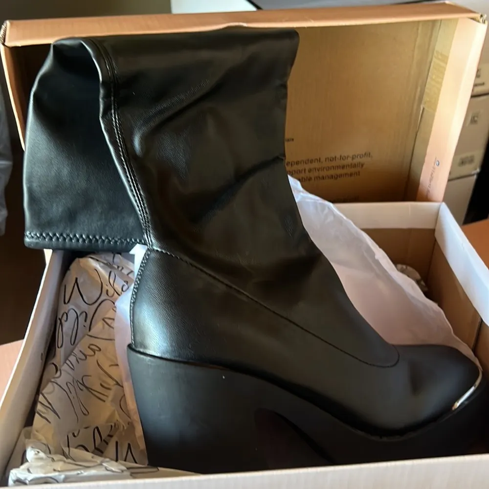 Wild Pair Black Tall Boots 6M - Image 5