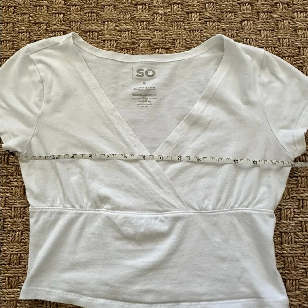 SO White Small V Neck Cropped Short Sleeve Top Juniors - Image 6