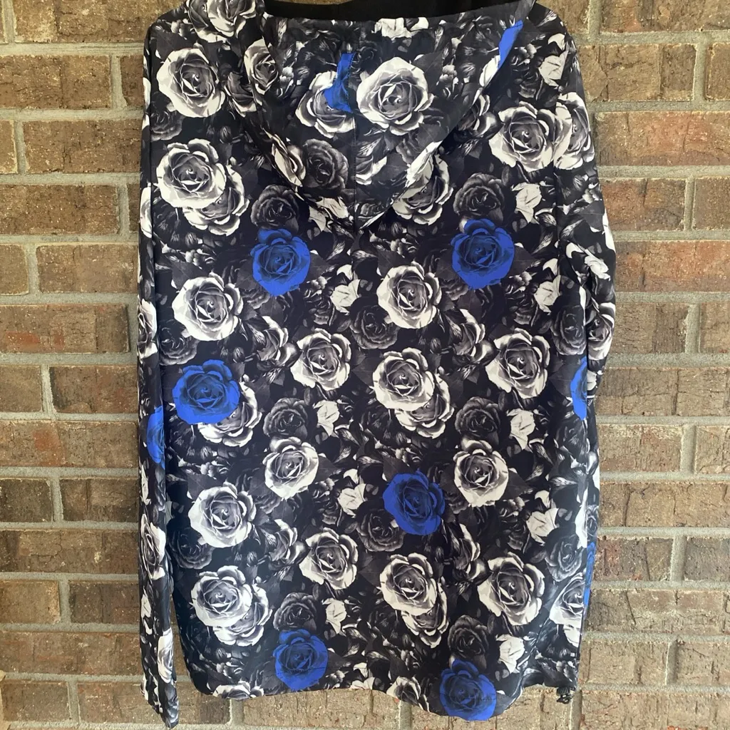 Rue21 Blue and Black Floral Hoodie - Image 3