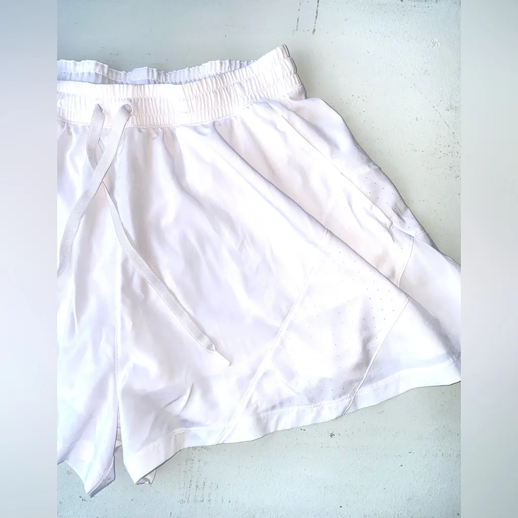 Avia White Athletic Run Shorts Lightweight Pleated Design, XS, with pockets - Image 5