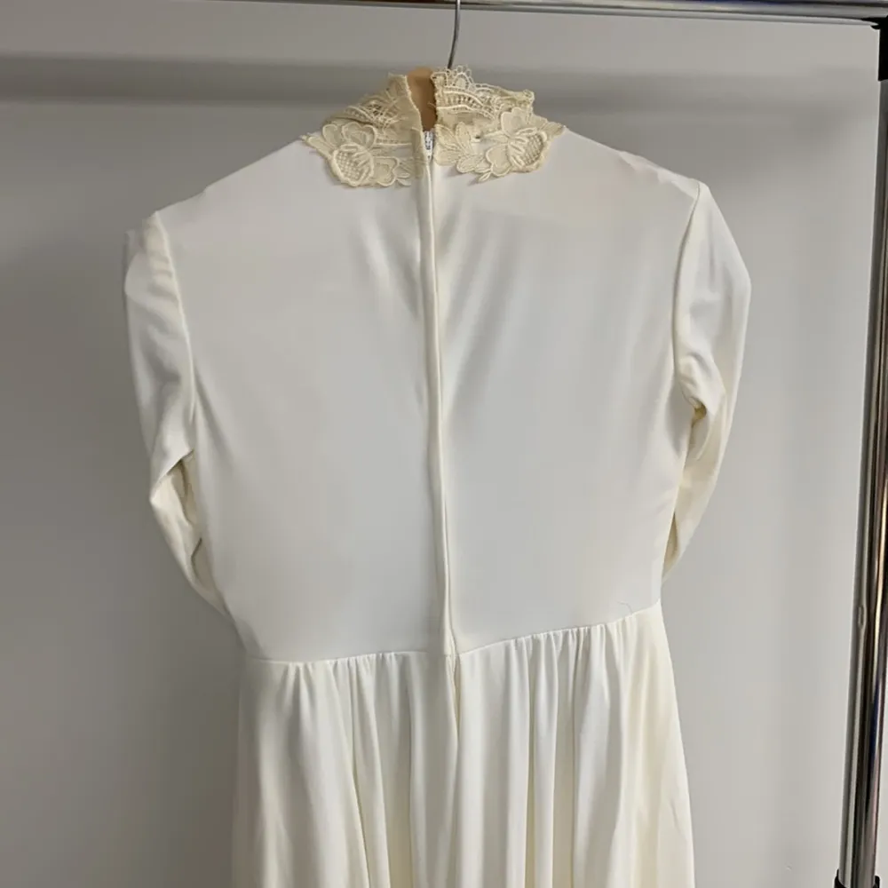 Vintage Lace Wedding Dress and Veil - Image 7