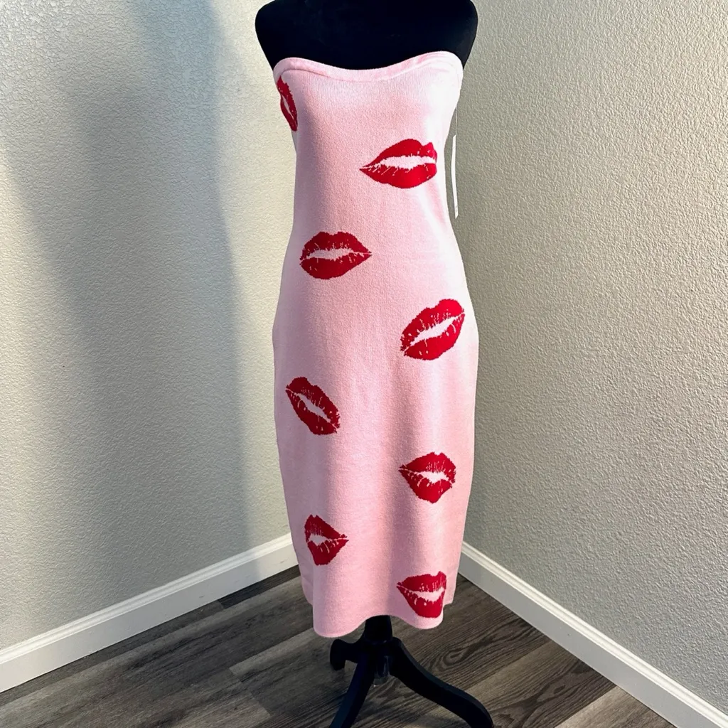Women’s Madden Girl Pink Strapless Bodycon Dress with Red Lip Print - Image 3