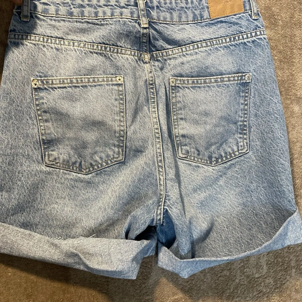 Zara Shorts Women's 6 Mom Jean Denim Cuffed Light Wash Blue High Rise Modest - Image 3